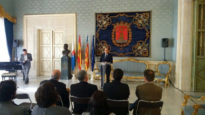 Gabriel Echávarri durante el acto con Transparencia Internacional