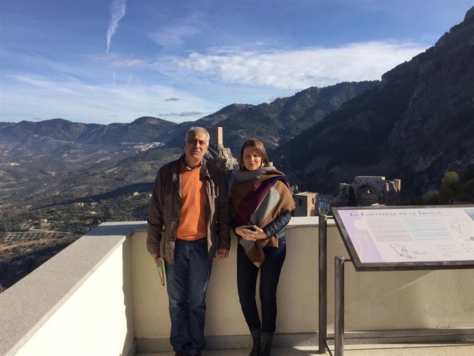 Ana Cobo, junto a José Antonio Olivares, en su visita a La Iruela. 