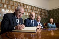 Los ganadores del Nobel de la Paz llaman a combatir el terrorismo y a resolver la cuestión palestina