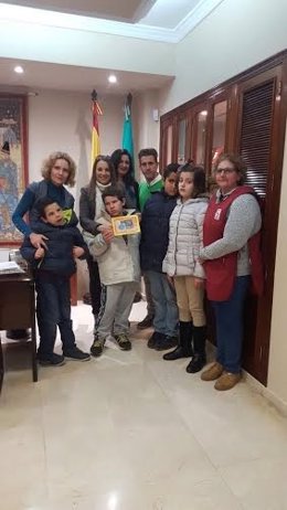 Ruiz (centro) recibe la visitar de los alumnos del CEIP Eduardo Lucena