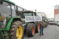 Más de un centenar de tractores mantiene el bloqueo en a un hipermercado de A Coruña