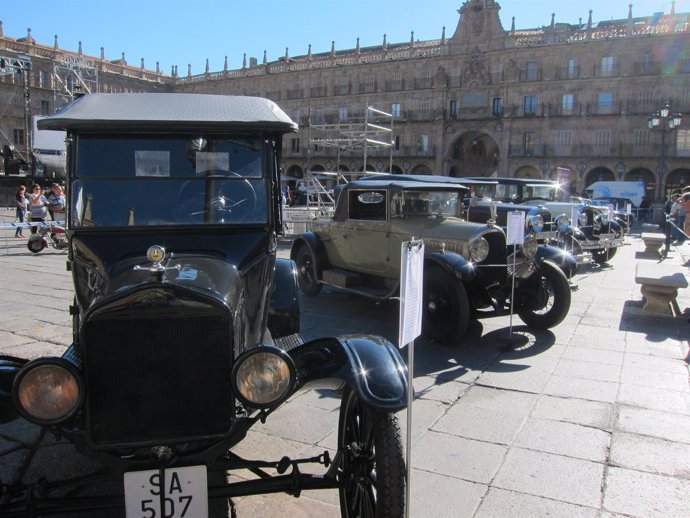 Vehículos clásicos en la Plaza Mayor de Salamanca