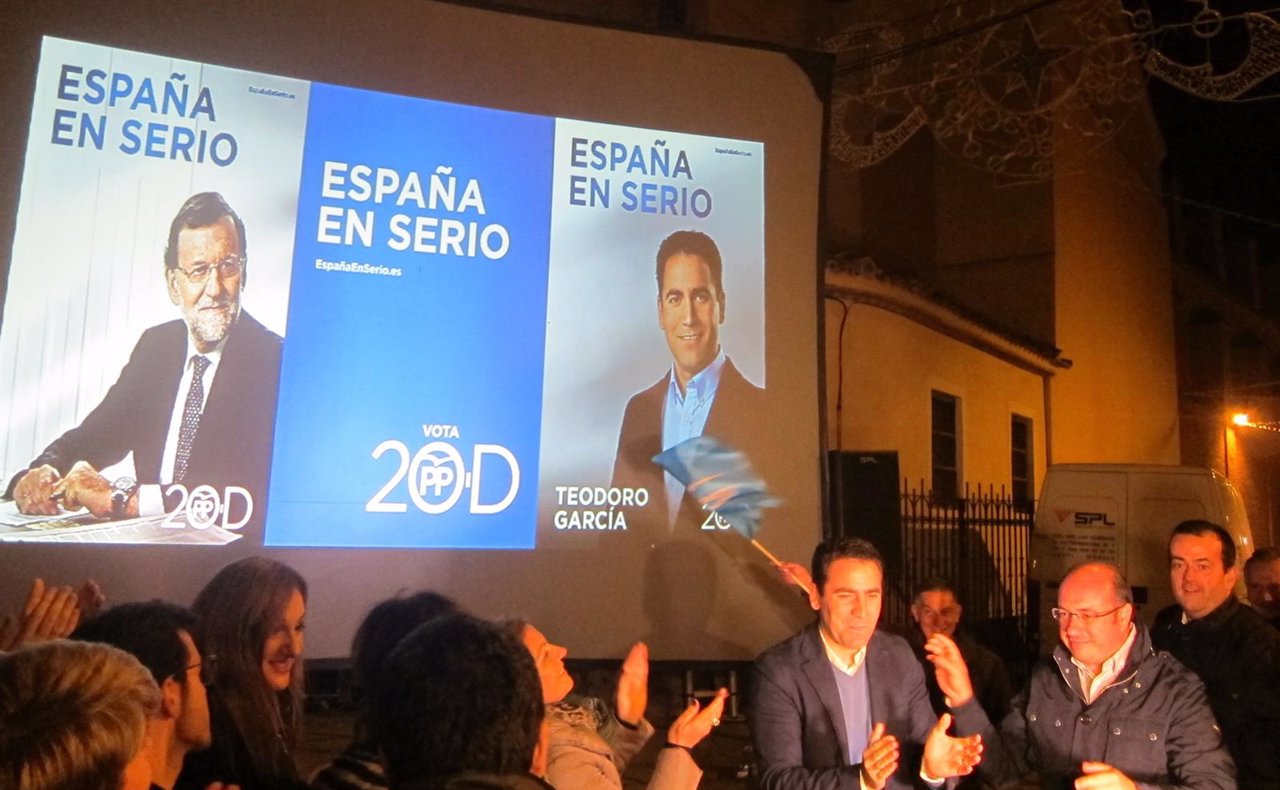 Teodor García y Pedro Antonio Sánchez en la pegada de carteles, elecciones