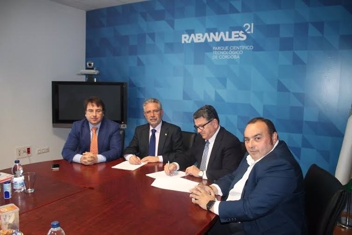 Pineda y Rodríguez del Estal (centro) firman el convenio de colaboración