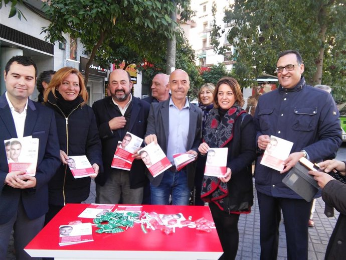 Hurtado (centro) junto a la alcaldesa de Córdoba y otros candidatos socialistas