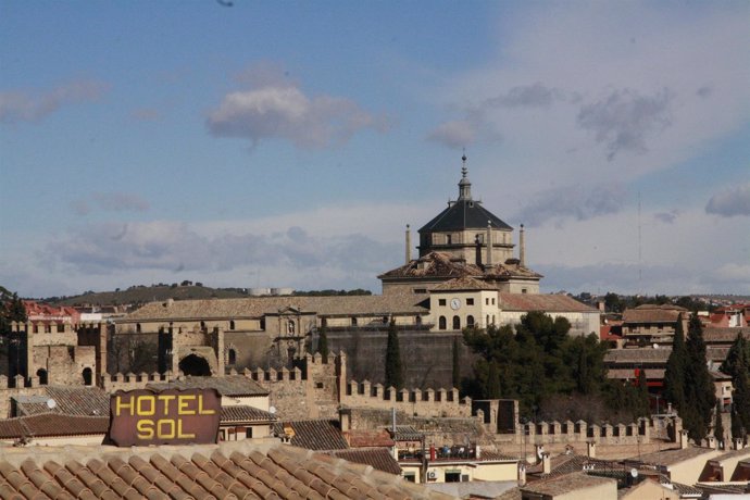 Toledo, Cielo, Nubes dispersas, Edificios, Fachadas, Muralla, Tiempo