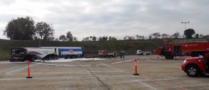 Simulacro de accidente con mercancías peligrosas en el Aeropuerto de Girona