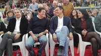 Gijón recibe con "vivas" a Zapatero en su primer mitin con Pedro Sánchez, aclamado "presidente"