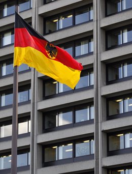 Bandera de Alemania frente al edificio del Bundesbank