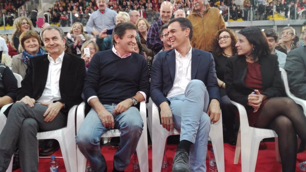 Zapatero, Javier Fernández, Pedro Sánchez y Adriana Lastra en el mitin de Gijón