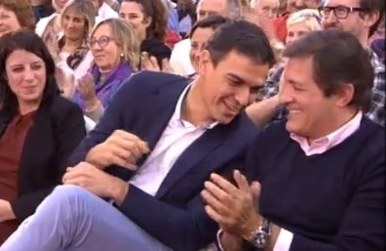 Pedro Sánchez, junto a Javier Fernández