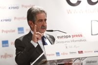 Revilla se compromete a aumentar en 400.000 el tráfico de viajeros del aeropuerto de Cantabria, hasta los 1.250