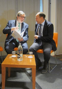 Santiago Aparicio (izq) antes de su intervención en el Foro