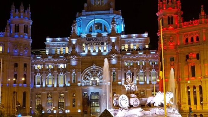 El Palacio de Cibeles iluminado con los colores de Francia