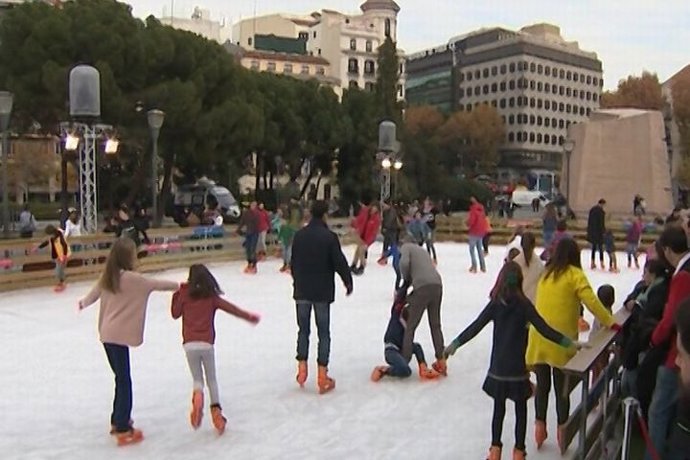 Las familias disfrutan de la pista de hielo de Navidad