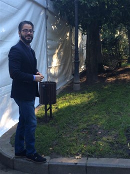 El edil Gerardo Antuña delante de la carpa.