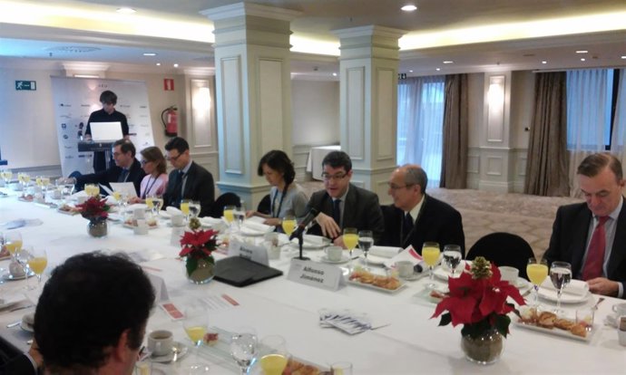 Álvaro Nadal participa en un desayuno de la AED