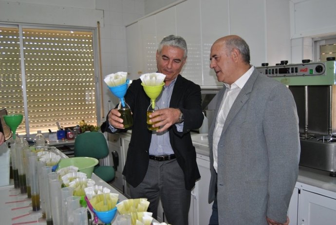 Pérez y Balbín en la almazara experimental del Ifapa Venta del Llano.