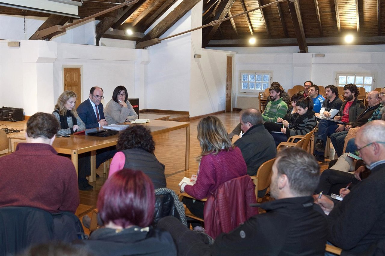 Manu Ayerdi se reune con representantes de los valles pirenaicos.