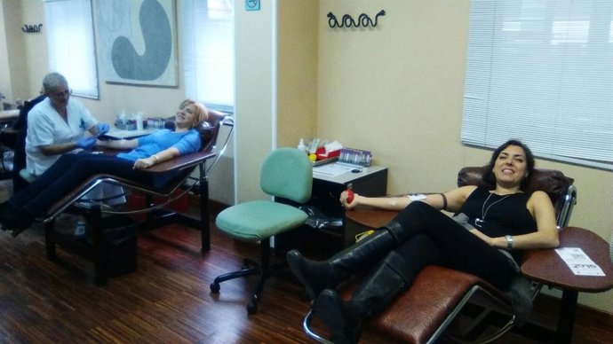 Violante Tomás y Encarna Guillén donan sangre