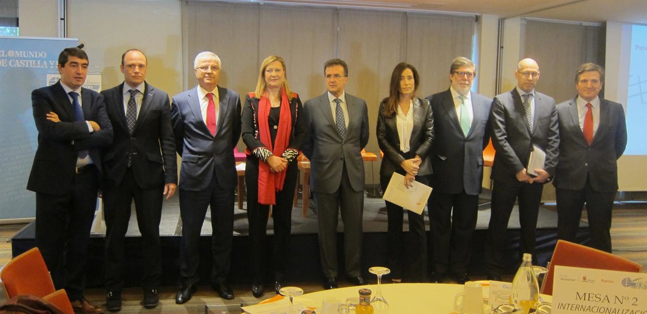 Foto de las autoridades asistentes al Foro de Internacionalización