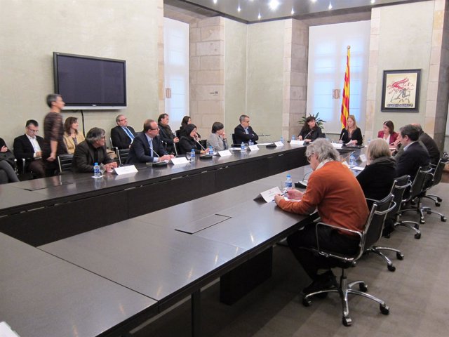 Firma de vicepresidenta Neus Munté y de representantes de las entidades