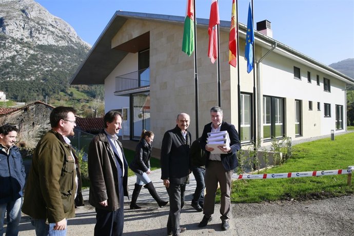 12:15Ayuntamiento de Lamasón, SobrelapeñaEl consejero de Obras Públicas y Vivien