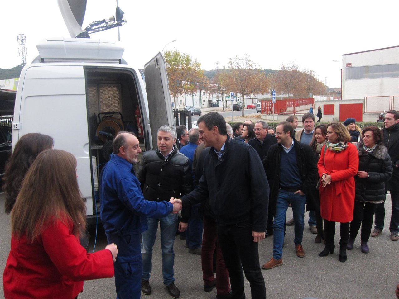 Sánchez saluda a un trabajador 