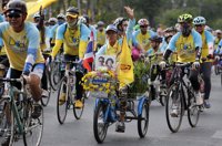 Miles de ciclistas recorren las calles de Bangkok para celebrar el cumpleaños del rey