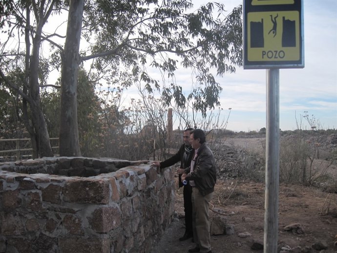 De la Torre y Fernández observan uno de los pozos mineros señalizados.