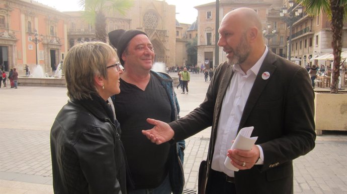 Ricardo Sixto tras atender a los medios en la Plaza de la Virgen de Valencia