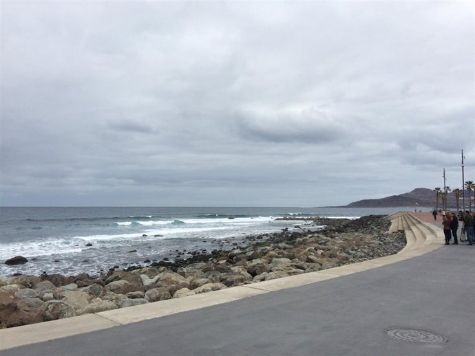 Paseo de Las Canteras por el muro de Lloret