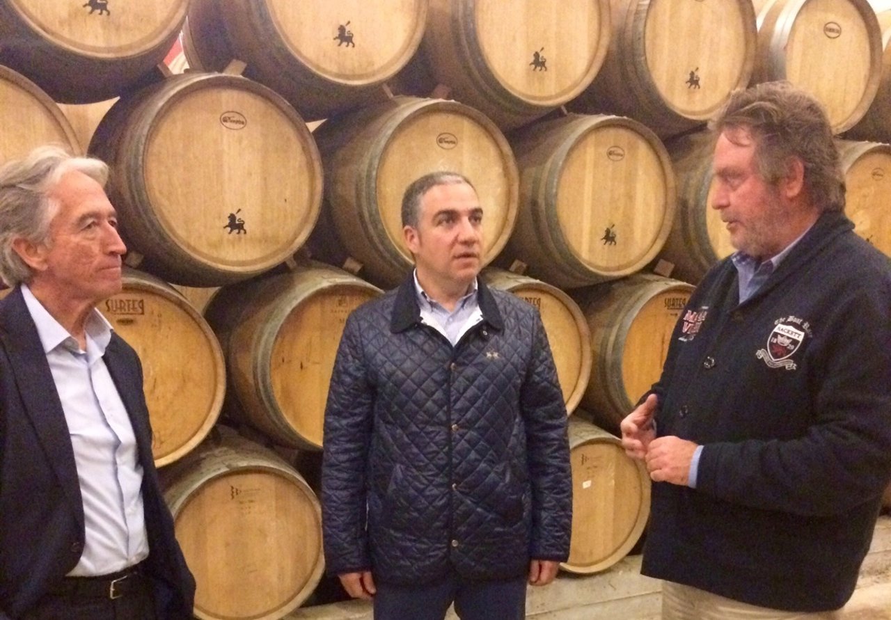 Elías Bendodo en una bodega en Fuente de Piedra