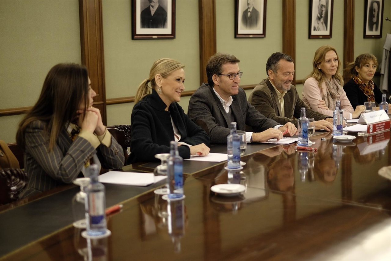 Reunión Feijóo Con Cámara De Comercio Santiago E Empresarios: Fotos