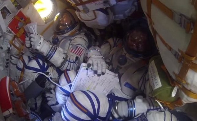 Los tres astronautas atravesando la atmósfera con la Soyuz