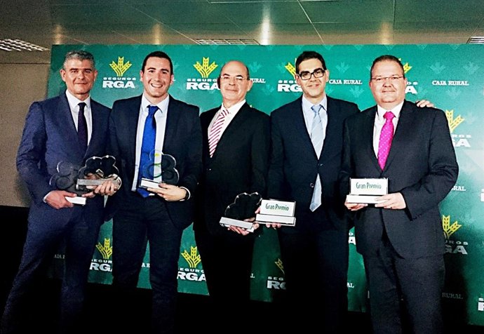 Directivos de Bantierra recogen el premio