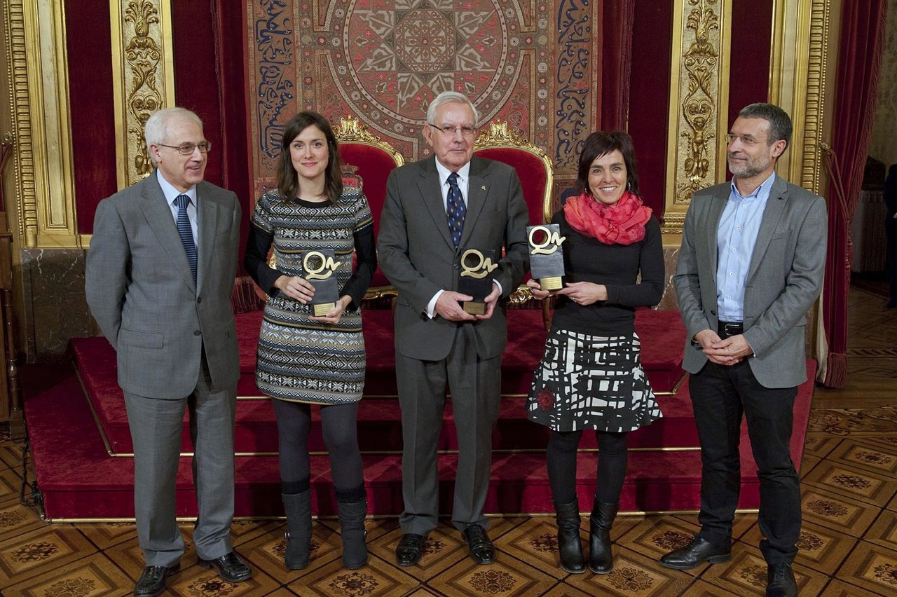 El vicepresidente Laparra y Miguel Echarri junto con los premiados.