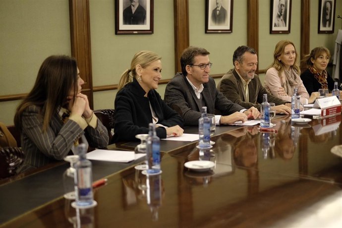 Reunión Feijóo Con Cámara De Comercio Santiago E Empresarios: Fotos