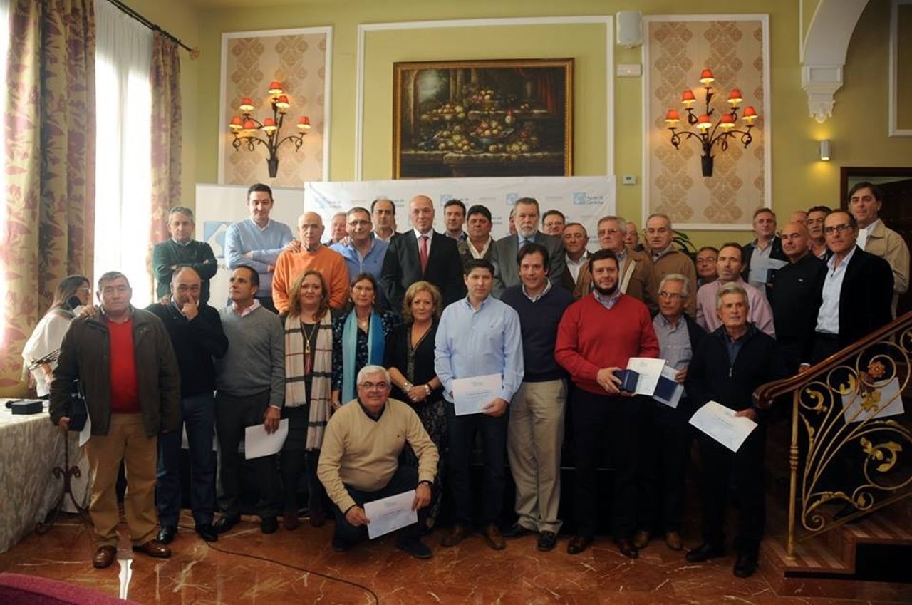 Antonio Ruiz (centro) asiste al homenaje a los trabajadores de Emproacsa