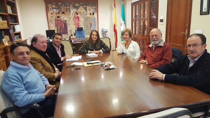 Ruiz (centro) se reúne con miembros de 'La Tribu Educa'