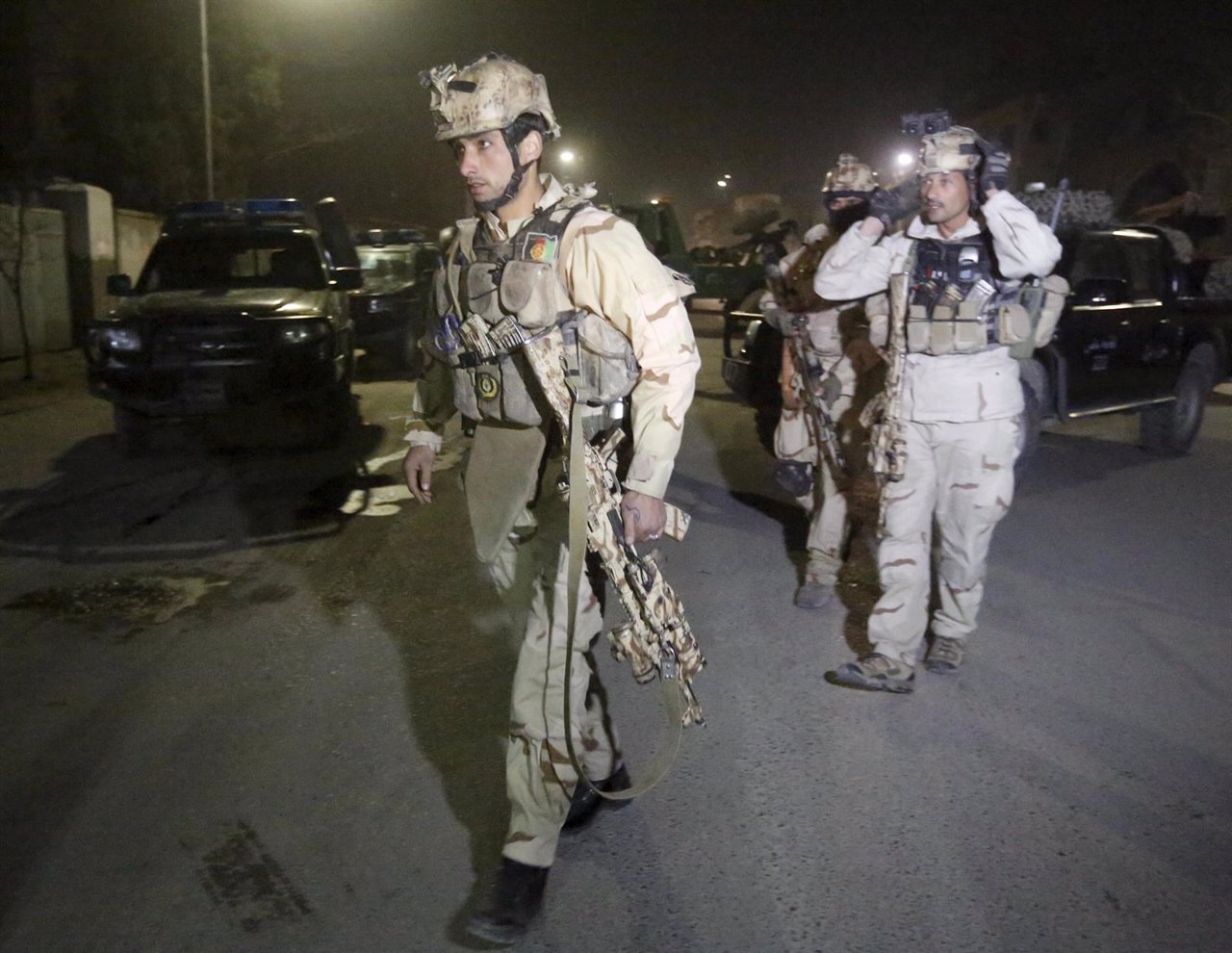Miembros de la Unidad de Respuesta a Crisis afgana llegan al lugar del atentado 