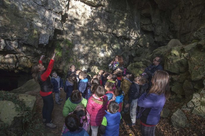 Excursión de escolares a la cueva de El Pendo