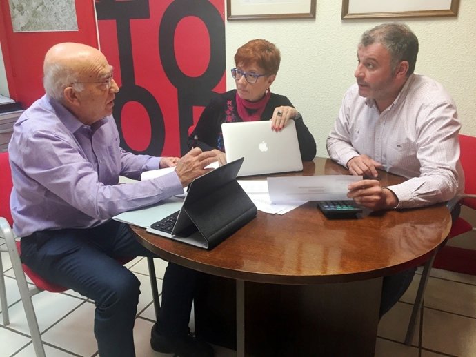 Imagen de los concejales socialistas debatiendo sobre la moción