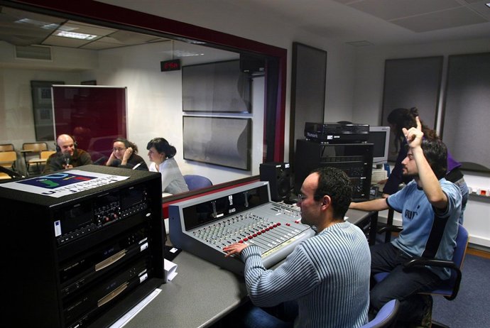Audiovisuales de la UJI de Castellón, maquinaria de un estudio de radio.