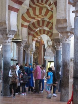 Turistas en el interior de la Mezquita