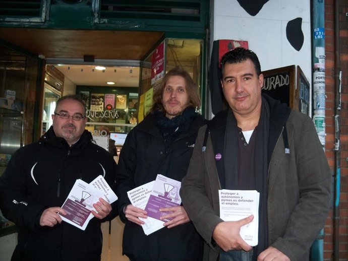 Pablo Fernández (centro) en un acto en León