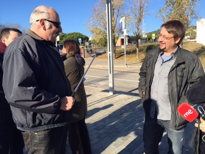 Xavier Domènech (EnComúPodem) y un periodista con un palo de selfie para grabar