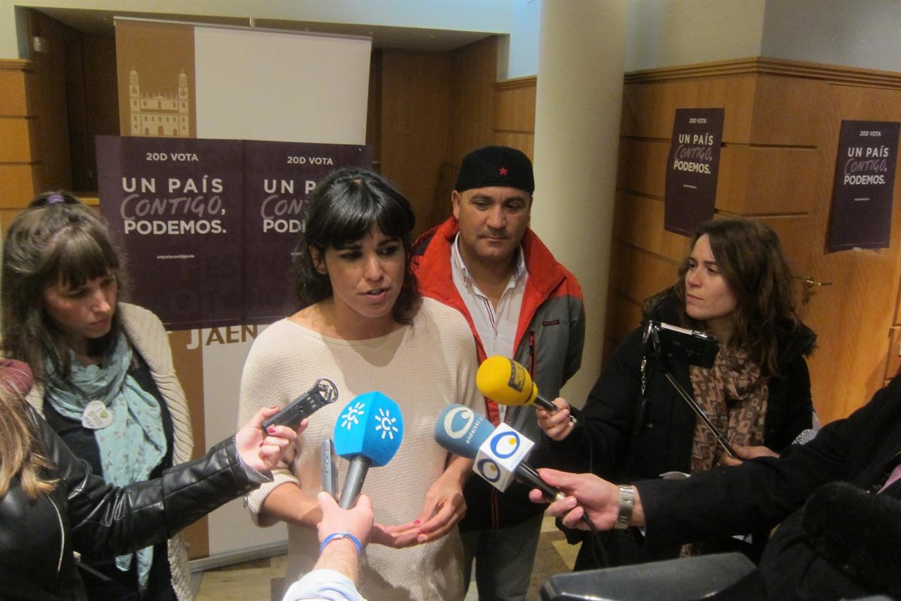 Teresa Rodríguez atiende a los periodistas entre Pepa Jiménez y Andrés Bódalo.