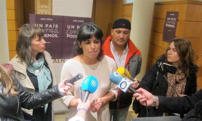 Rodríguez, junto a Jiménez y Bódalo, atiende a los periodistas.