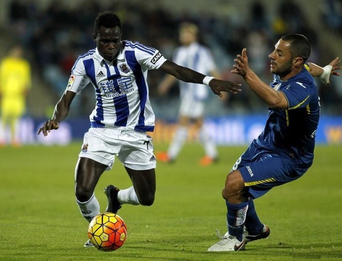 Bruma y Lacen pelean un balón en un Getafe-Real Sociedad